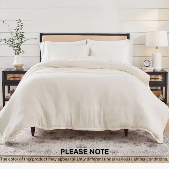 Elegant Cream comforter set - Queen comforter and two shams - Picture 1 of 8